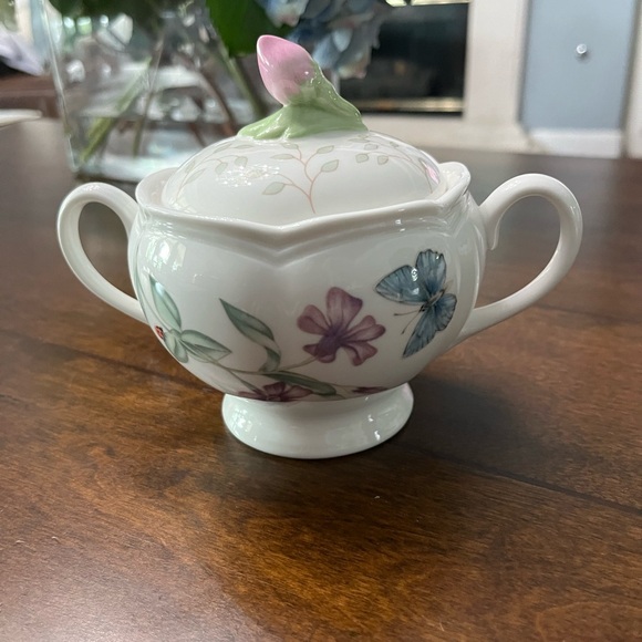 Lenox butterfly meadow Other - Lenox butterfly meadow white with flowers and butterfly sugar bowl, 5” x 6.25”